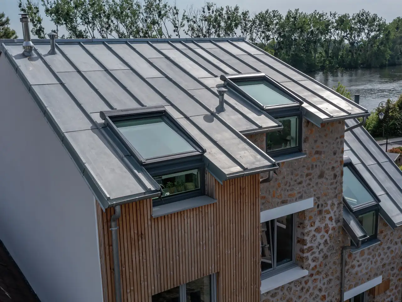 toit en zinc équipé de verrières balcon VELUX