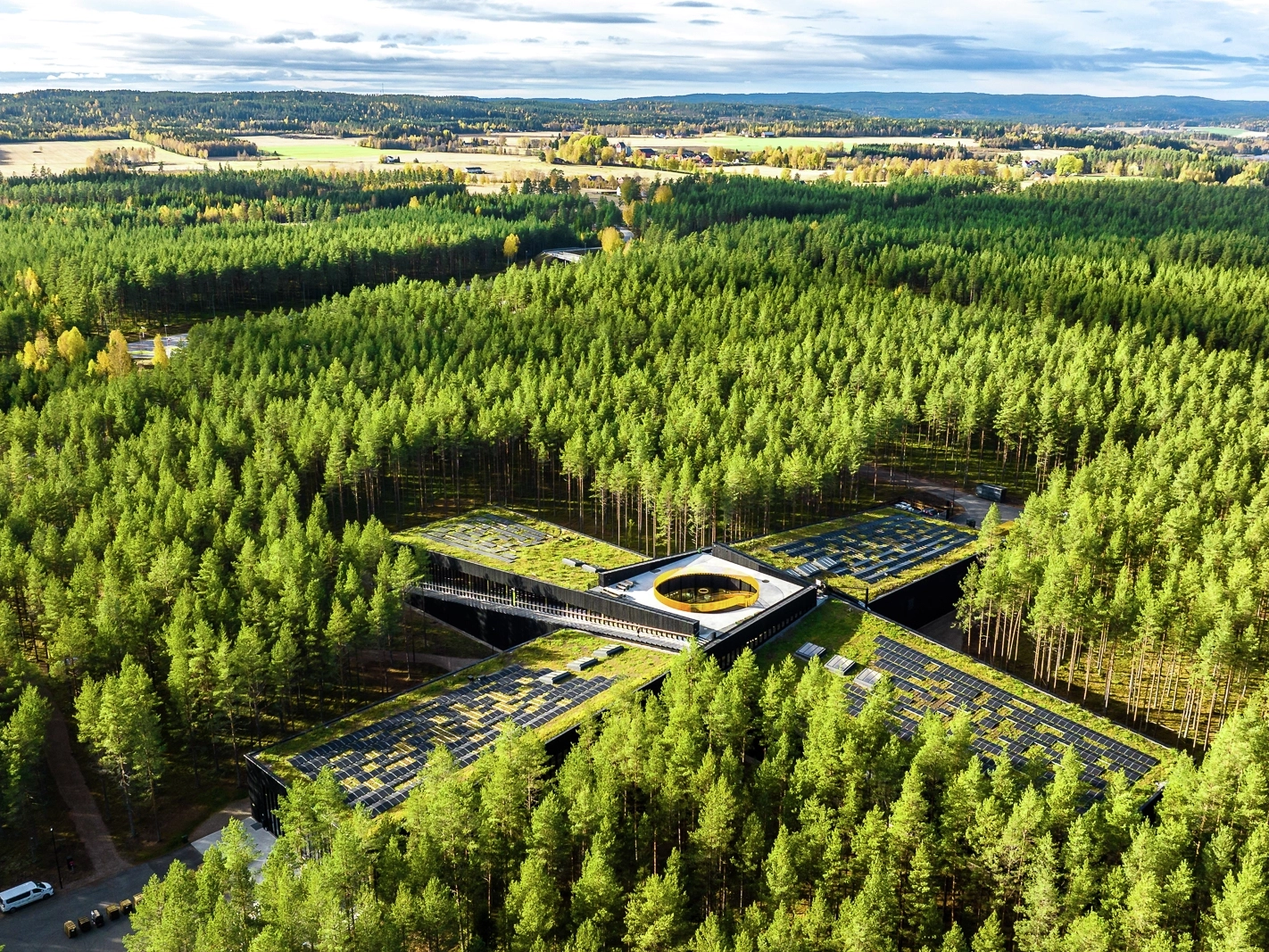 La fabbrica norvegese The Plus immersa nella vegetazione circostante, con quattro aree produttive con tetto verde