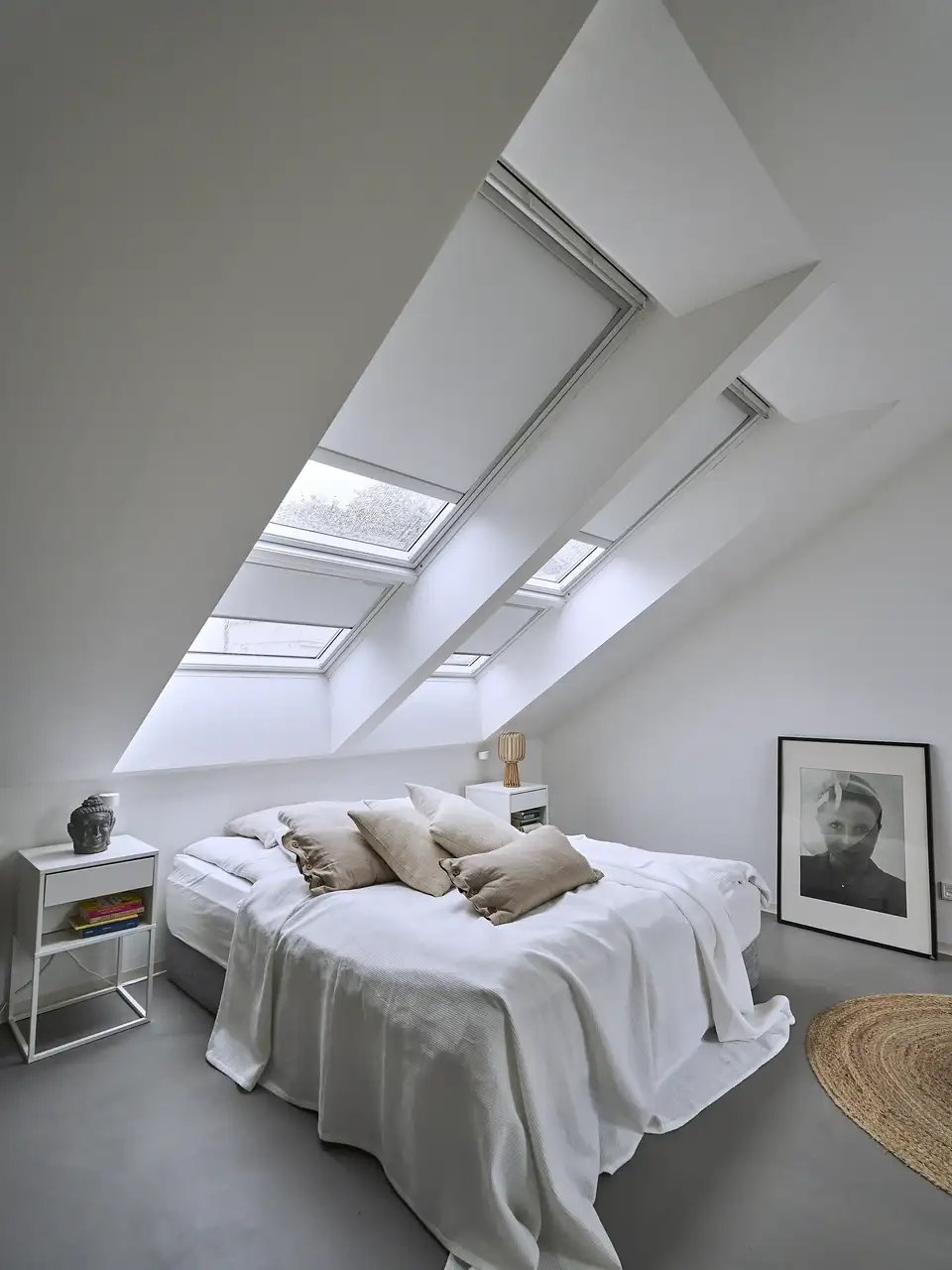 lit sous les fenêtres de toit VELUX dans les combles
