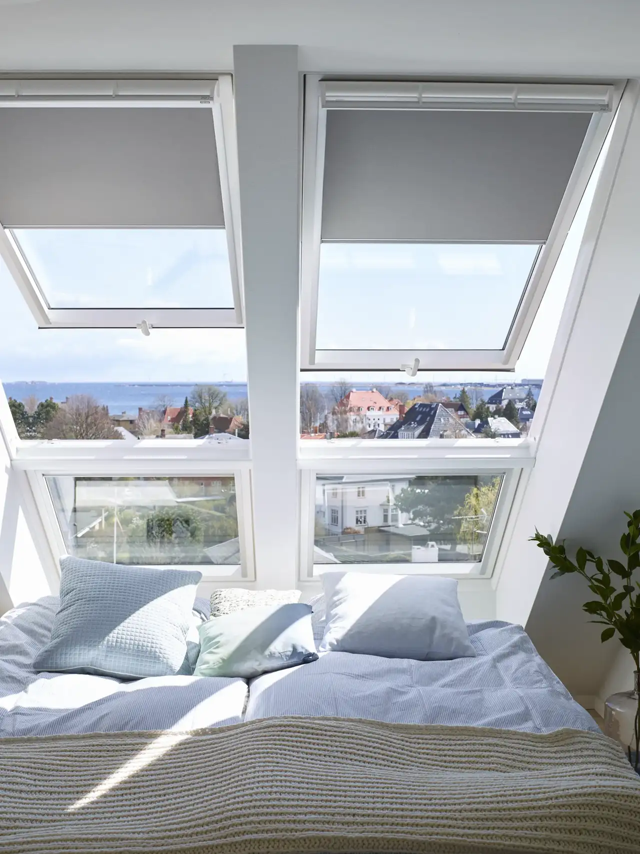 Camera da letto in mansarda, testiera del letto sotto la combinazione di lucernari | Rivista VELUX