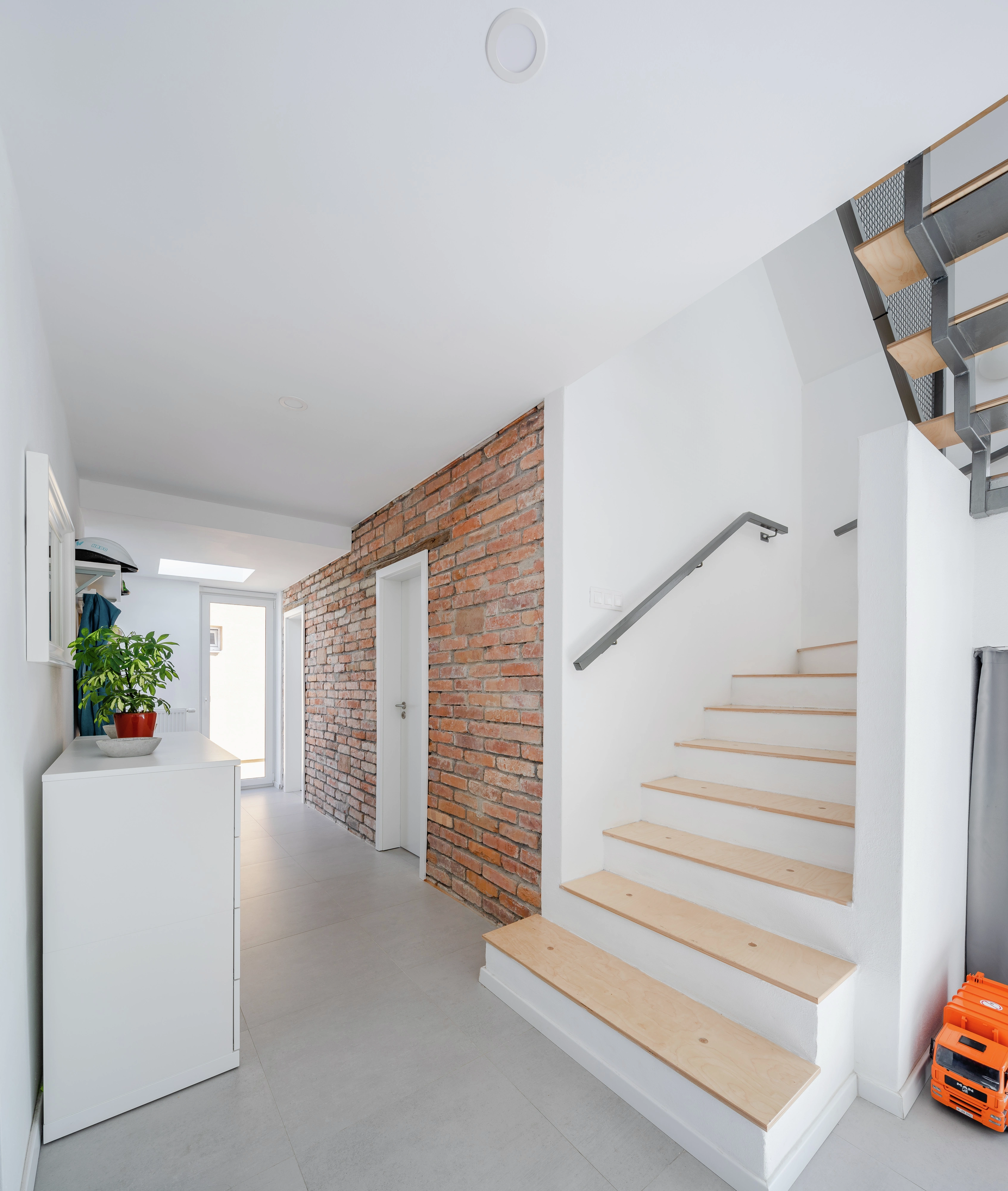 Svetlík VELUX v zadnej časti pomáha zmodernizovaný dom presvetliť