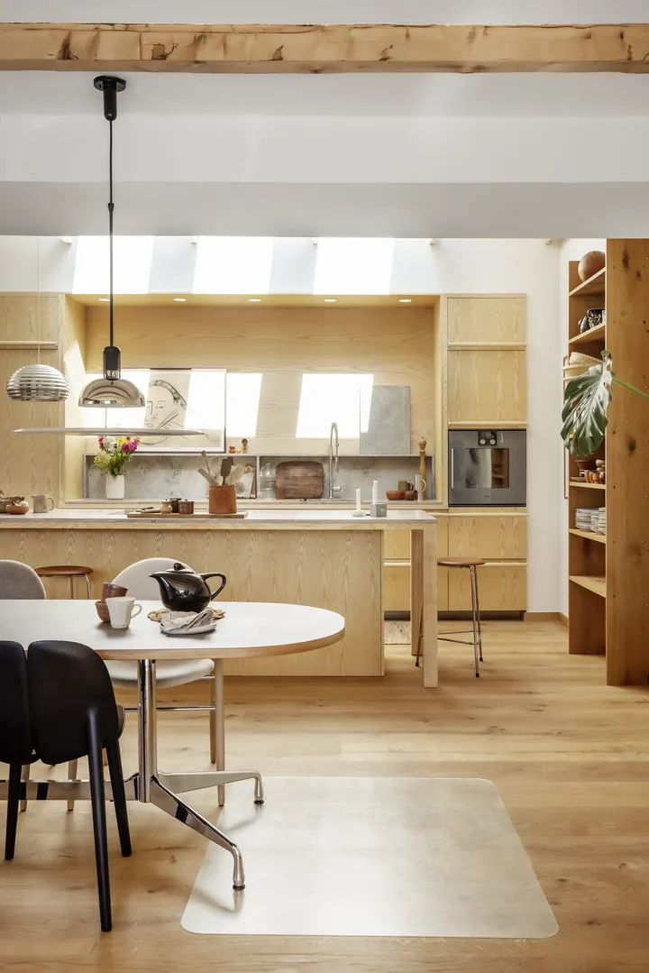 Модерна кухня с дървени шкафове и покривни прозорци VELUX.
