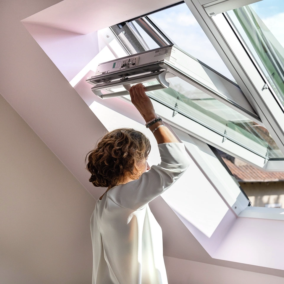 Un bureau inondé de lumière sous les toits