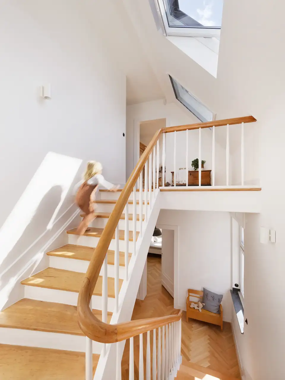 des murs peints en blanc réfléchissent la lumière des fenêtres de toit VELUX