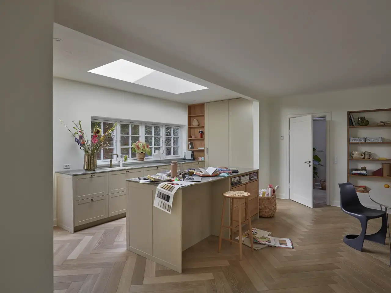 Offene Küche mit Kücheninsel, Barhocker, Esstisch und Lichtkuppel | VELUX Magazin