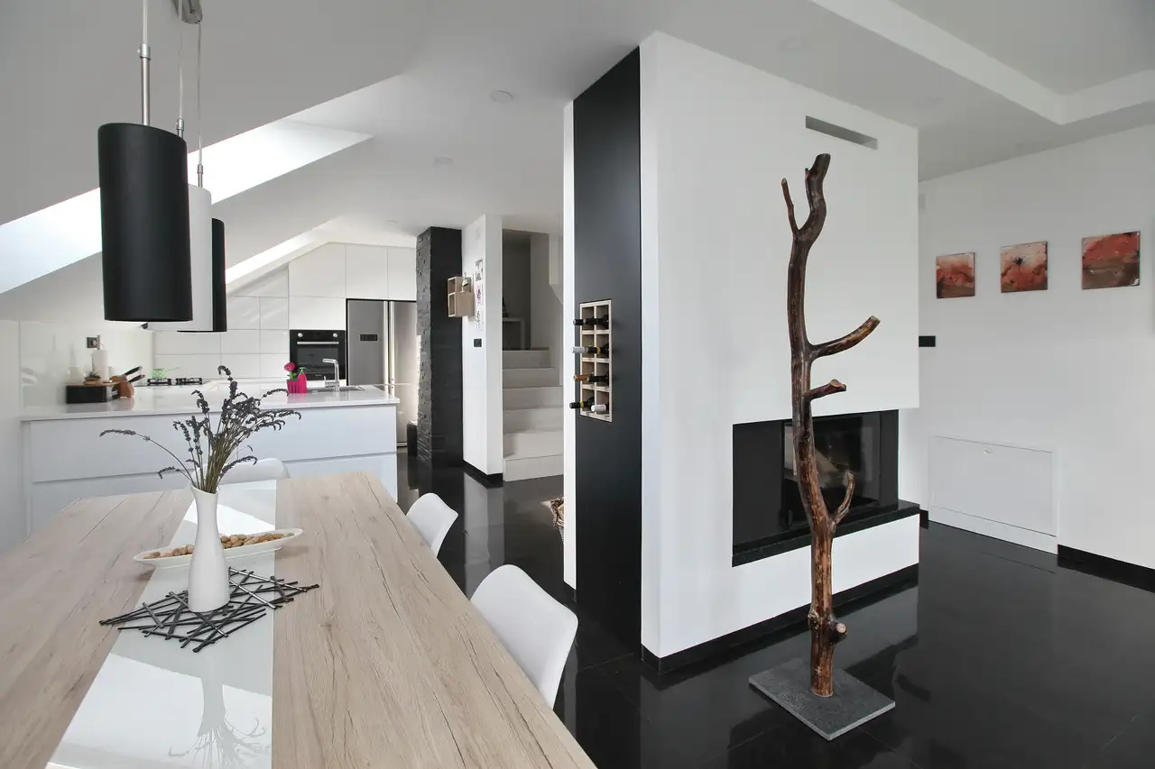 Cucina moderna con tavolo il legno e finestre per tetti