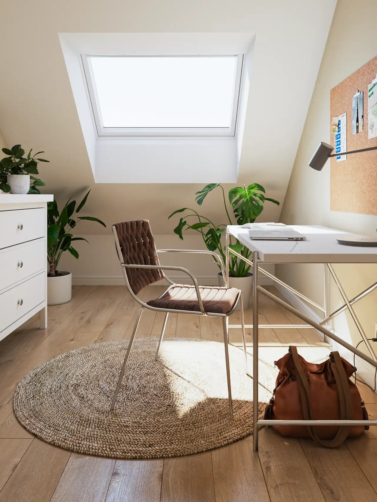 Minimalistisch eingerichtetes Arbeitszimmer mit großem Dachfenster | VELUX Magazin