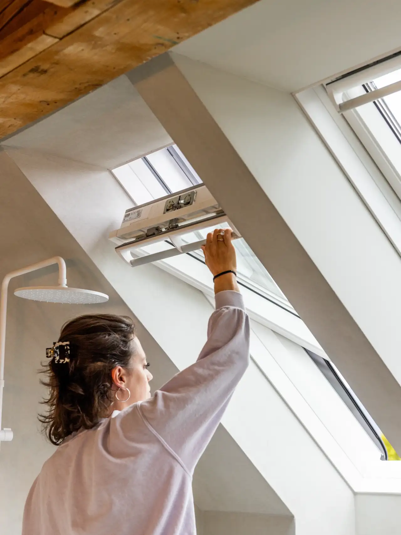 Améliorez la ventilation et évitez l'air sec en ouvrant la fenêtre de toit - VELUX