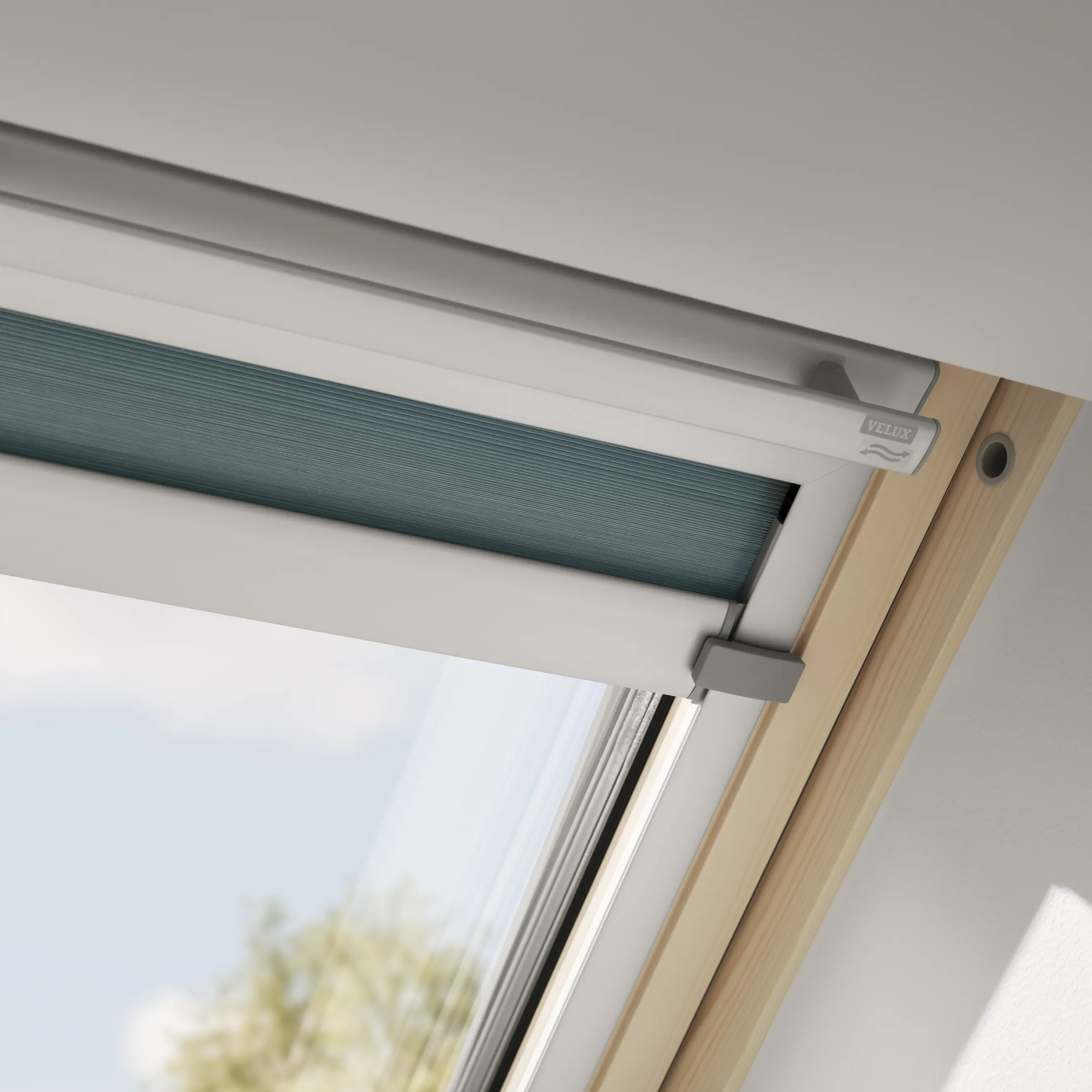 VELUX lança nova geração de cortinas elétricas para janelas de telhado