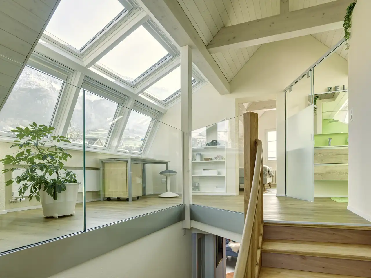 Moderner Holz-Treppenaufgang ins Dachgeschoss unter großer Fensterlösung | VELUX Magazin