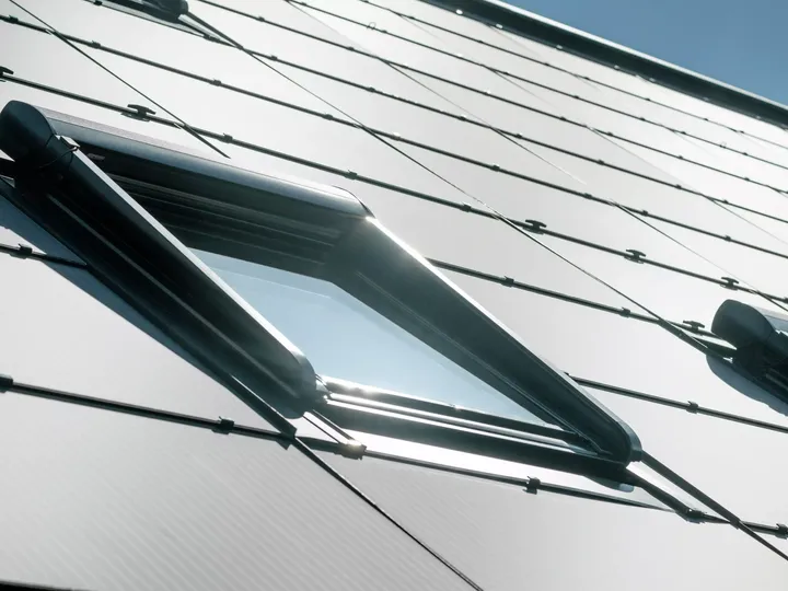 Nahaufnahme eines modernen VELUX Dachflächenfensters an einem zeitgenössischen Gebäude.
