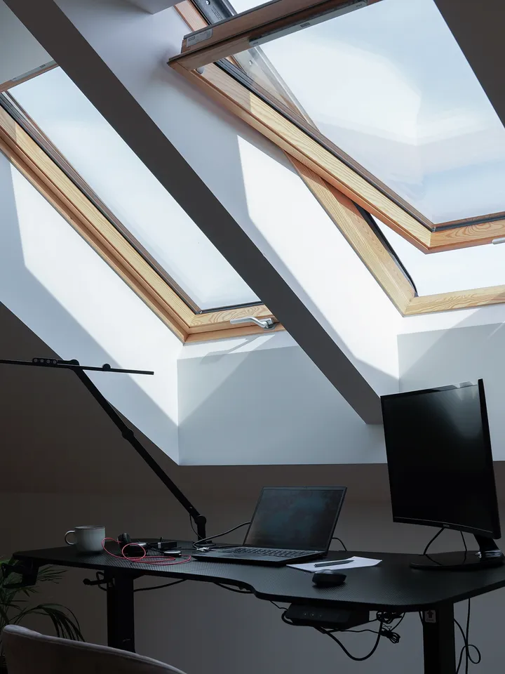 Nowoczesne biuro domowe na poddaszu z kilkoma oknami dachowymi zapewniającymi naturalne światło | VELUX