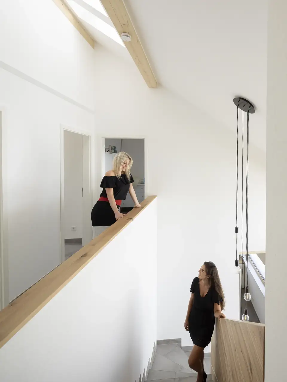 cage d’escalier avec murs peints en blanc