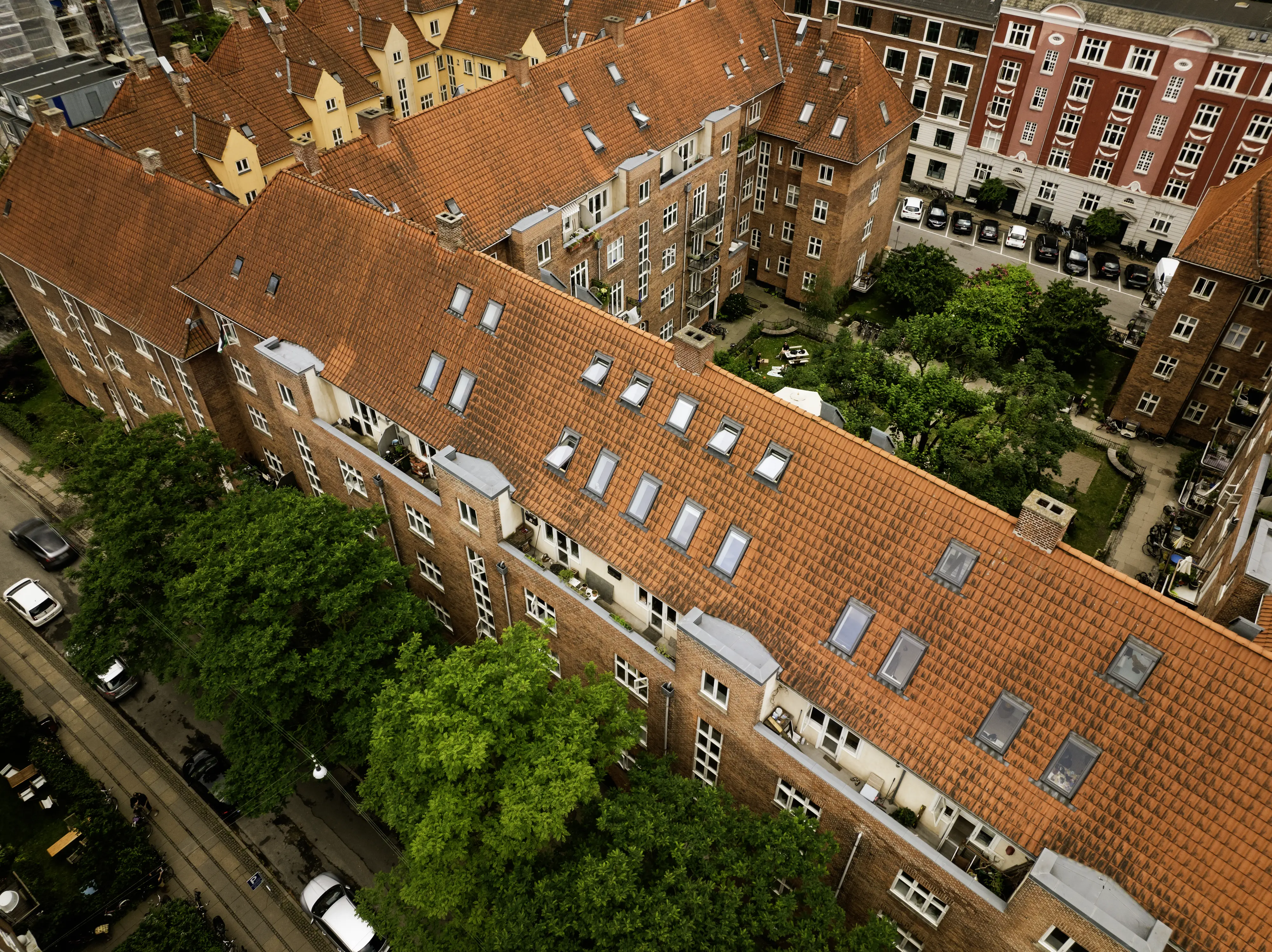 Ēku skats no gaisa ar uzstādītiem jumta logiem. | VELUX