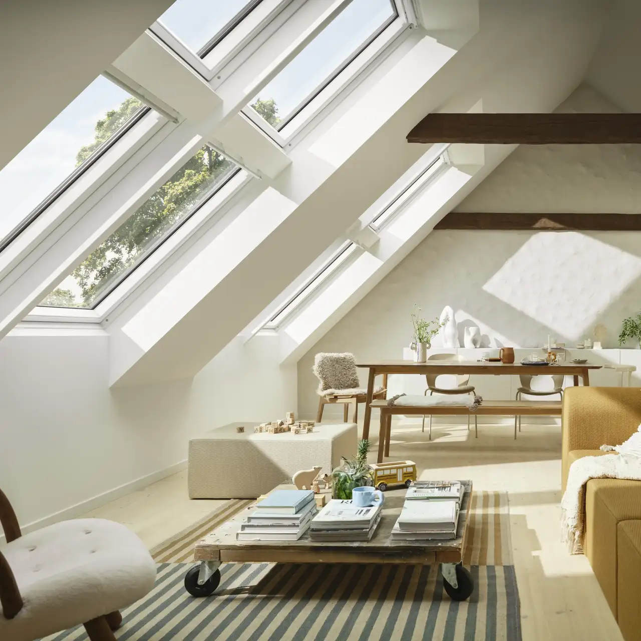 Soggiorno e sala da pranzo luminosi sotto grandi finestre per tetti | Rivista VELUX