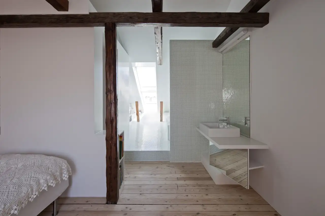 Offen gestaltest Badezimmer mit dunklen Holzbalken unter dem Dach | VELUX Magazin