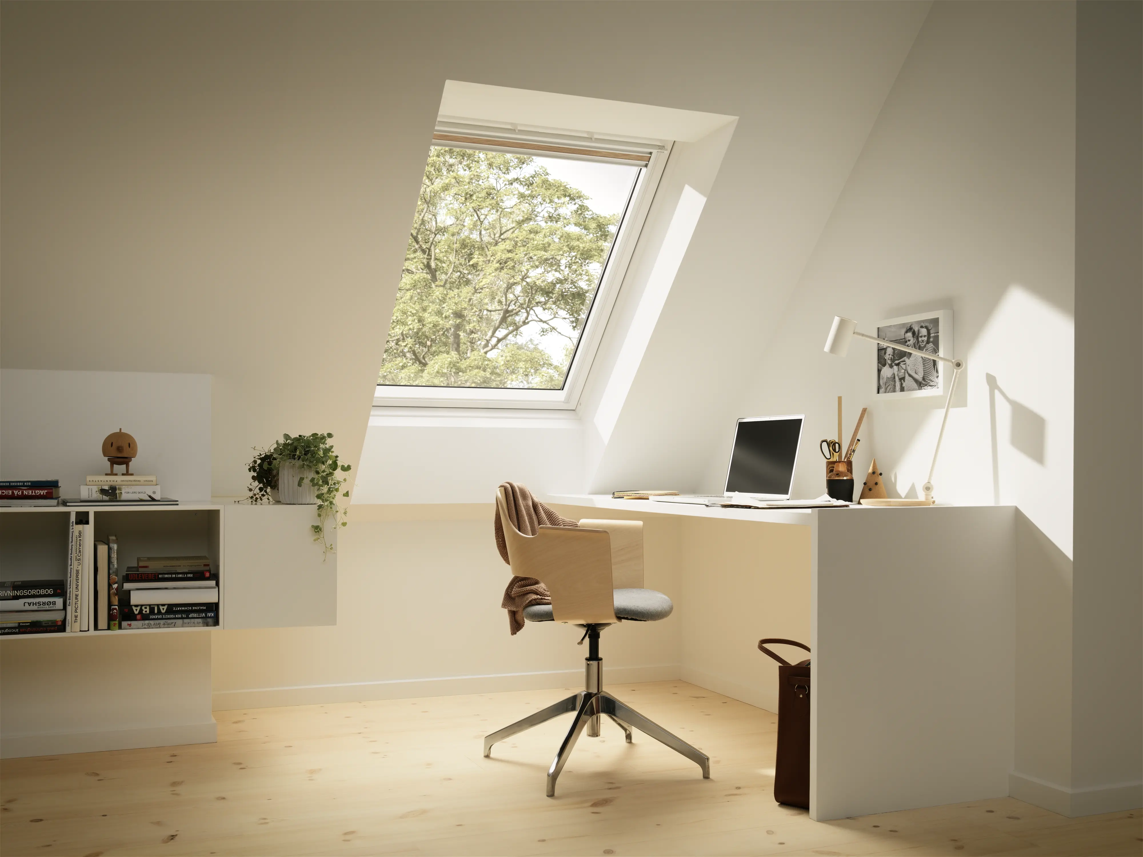 Home office con scrivania bianca e sedia in legno