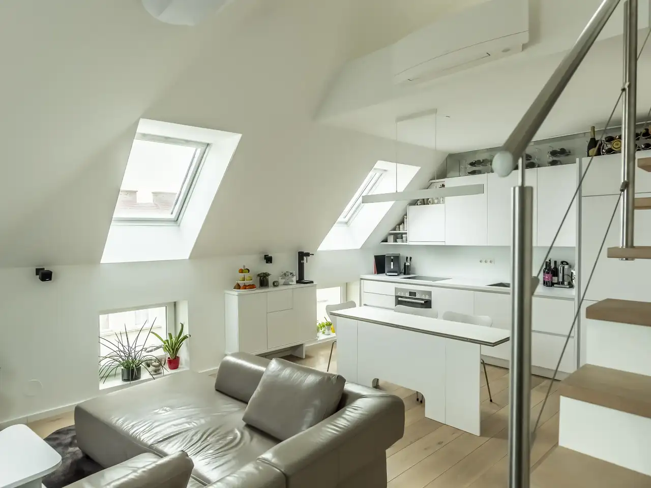 Cucina in un moderno appartamento con scala che porta al sottotetto | Rivista VELUX