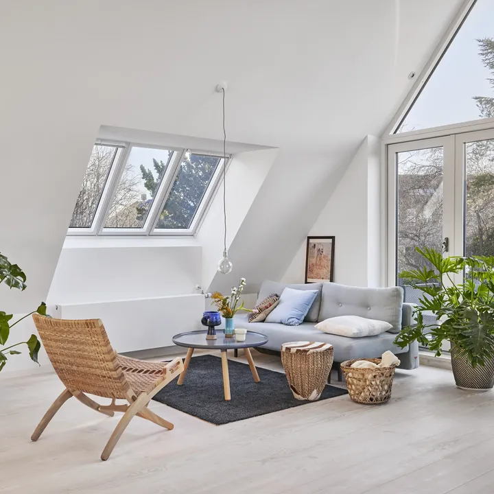 Moderne interiør med tagvinduer, der tilfører værdi ved at lysne rummet og skabe en åben atmosfære
