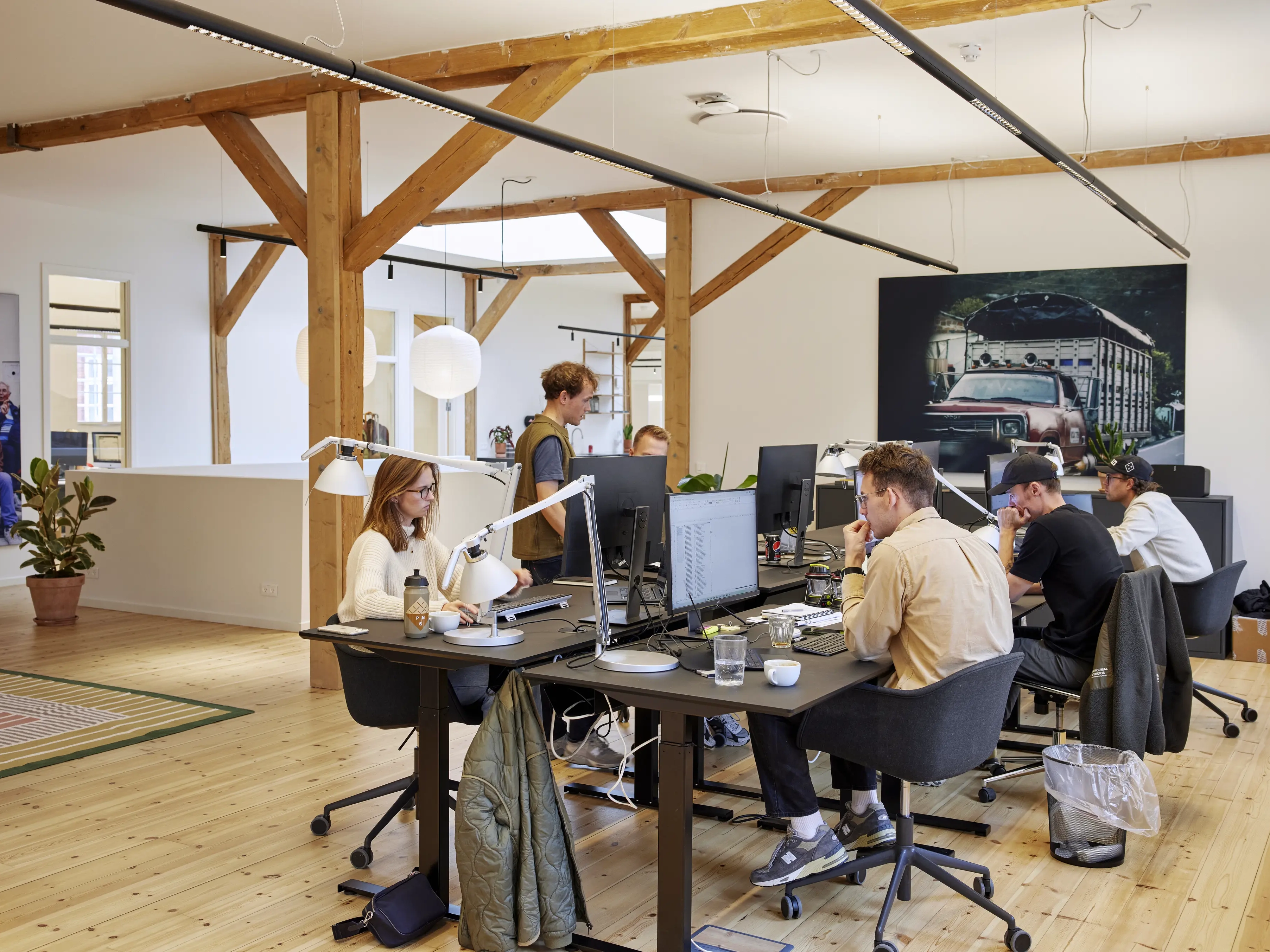 Junges Team arbeitet in einem modernen Büro | VELUX Magazin