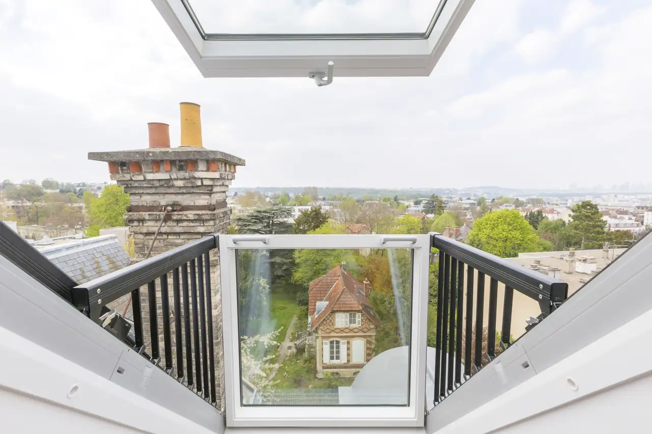 Verrière balcon VELUX ouverte offrant une vue panoramique sur l’extérieur