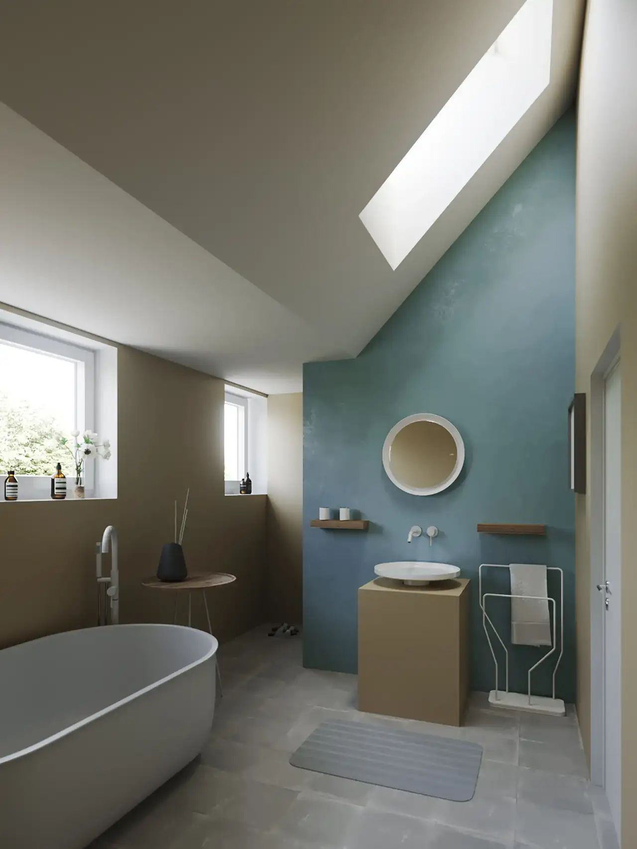 Bagno moderno con parete d’accento blu, vasca freestanding e finestra per tetti che illumina lo spazio con luce naturale.