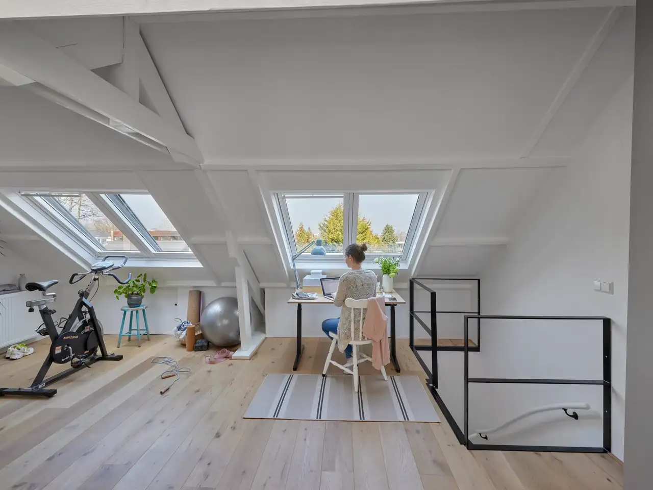 Bureau inondé de lumière comme bureau à domicile dans le grenier | Magazine VELUX