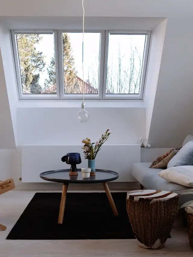 Moderne interiør med tagvinduer, der tilfører værdi ved at lysne rummet og skabe en åben atmosfære