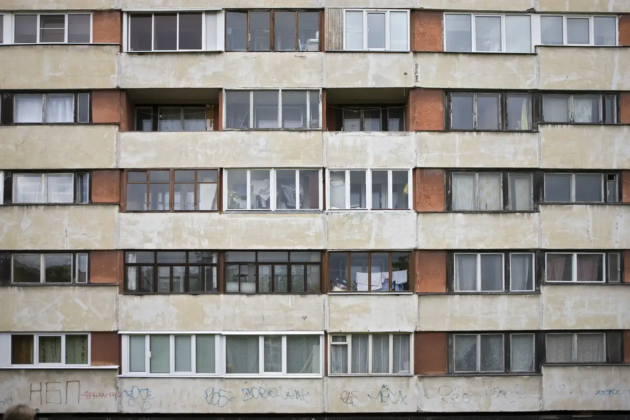 Stary kompleks apartamentowy pełen graffiti.