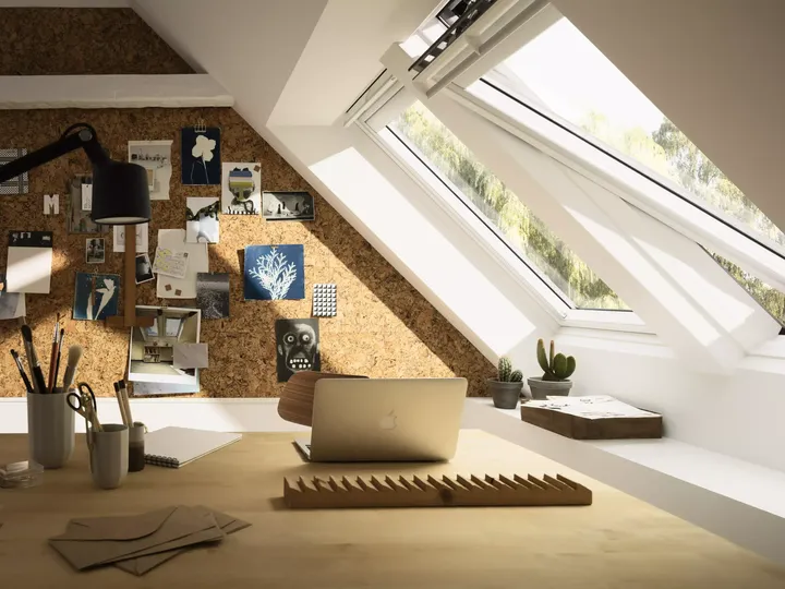 Dachboden-Heimbüro mit VELUX Dachflächenfenster und Korkwand.