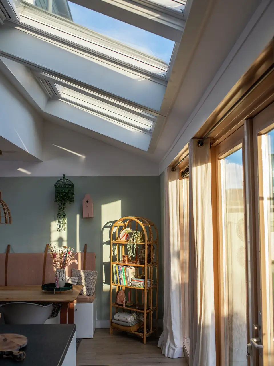 Salon avec fenêtres de toit VELUX et fenêtres