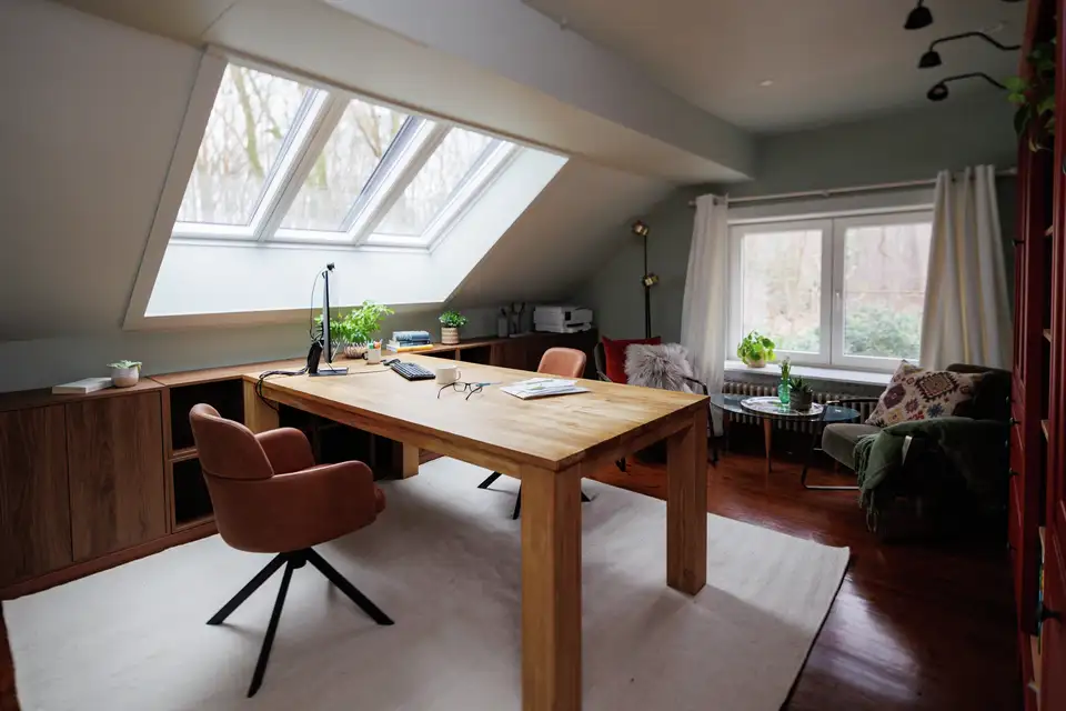 Home office met veel natuurlijke lichtinval in de zolderruimte dankzij VELUX 3in1 dakvensters