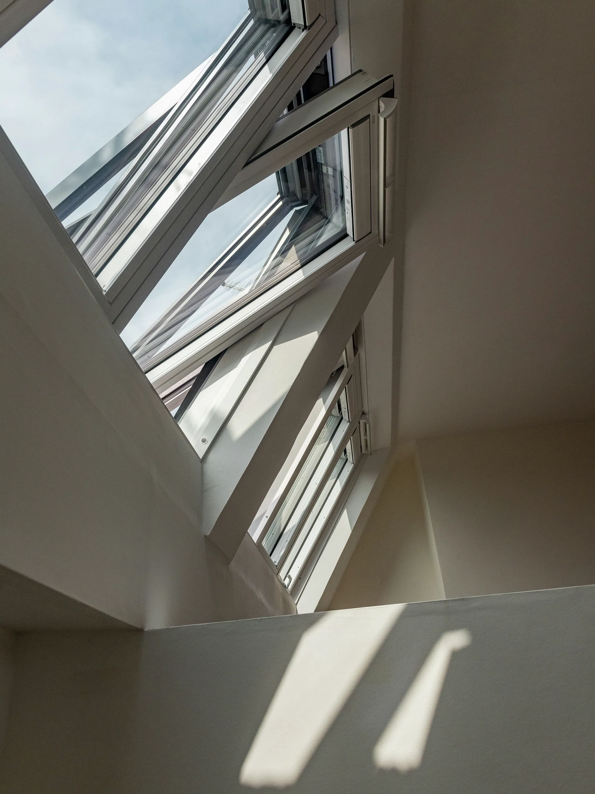 des fenêtres de toit permettent la ventilation à l’intérieur d’une maison