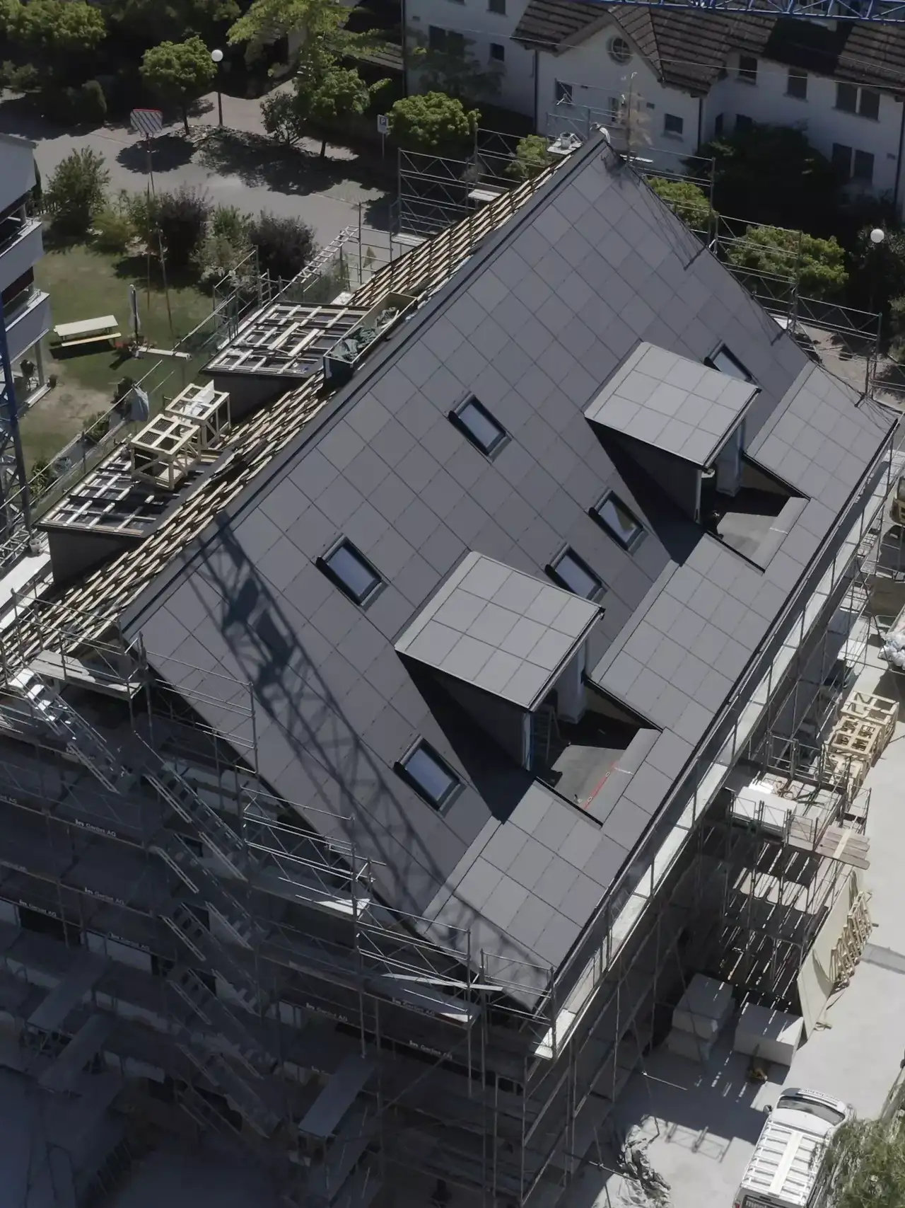 Luftaufnahme eines Wohngebäudes mit VELUX Dachflächenfenster-Installation.