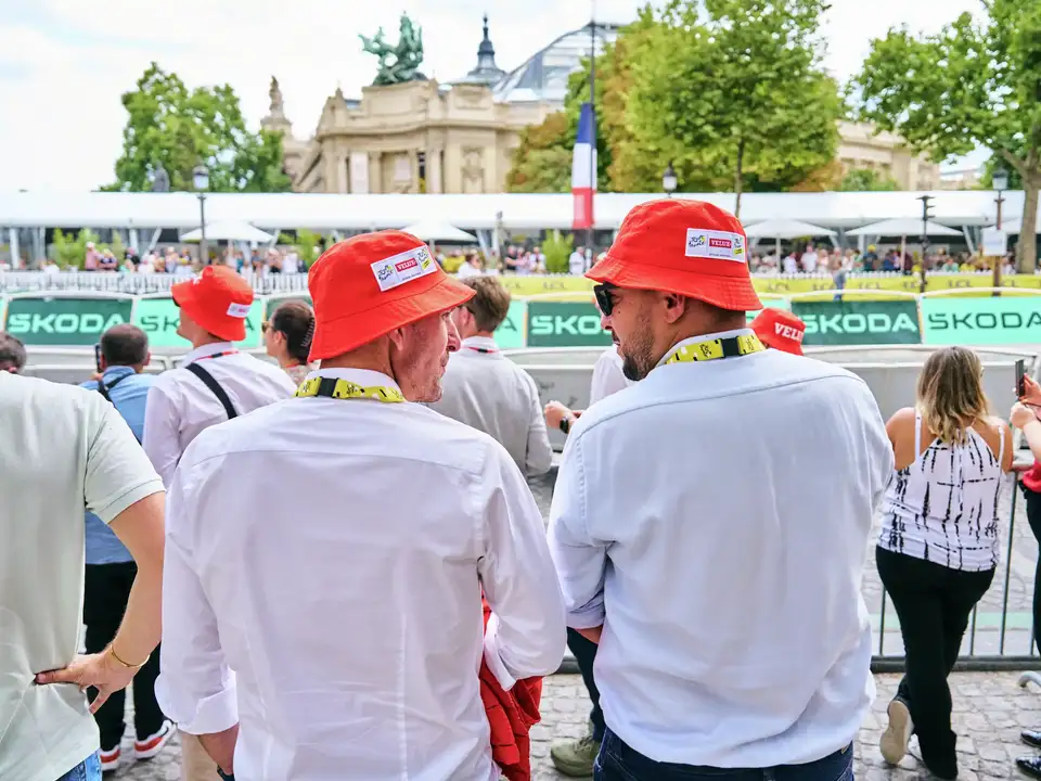 Gledalci, ki si ogledujejo Tour de France na dogodku, ki ga je gostil VELUX leta 2025.
