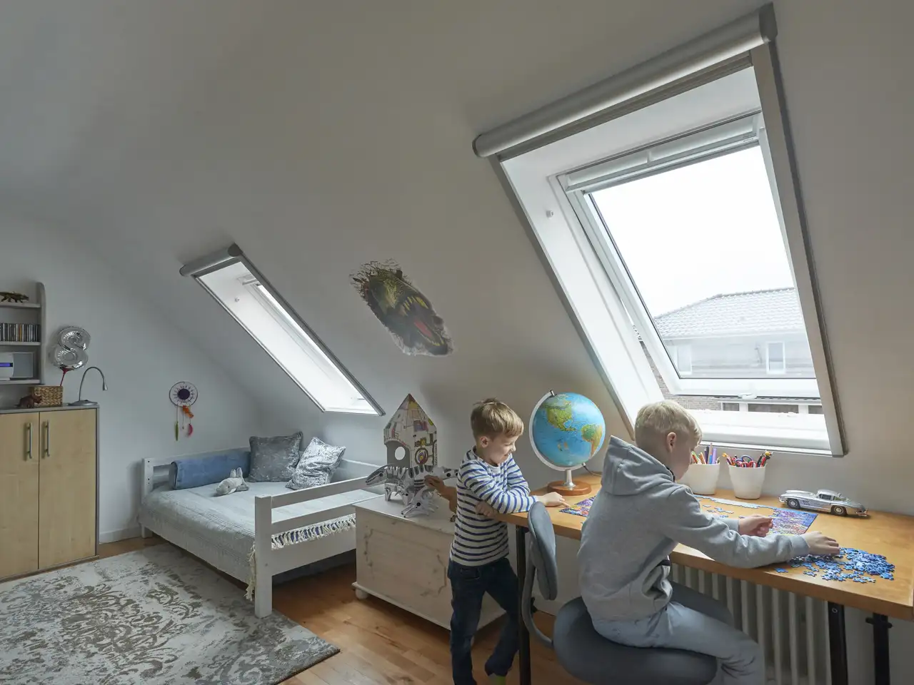 Kinderkamer met twee individuele VELUX dakvensters voorzien van een muggengaas.