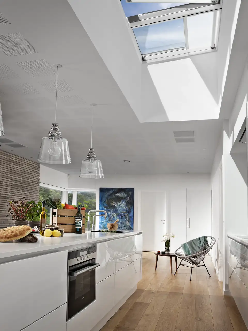 cuisine rénovée et équipée de fenêtres de toit VELUX ACTIVE