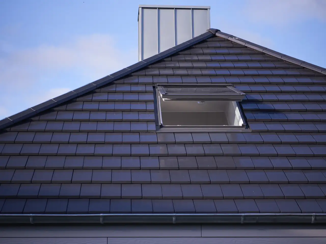 Tetto della tensostruttura con tegole scure e lucernario aperto | Rivista VELUX