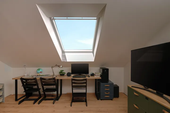 Domácí kancelář pod střešním oknem VELUX v podkrovní místnosti | VELUX