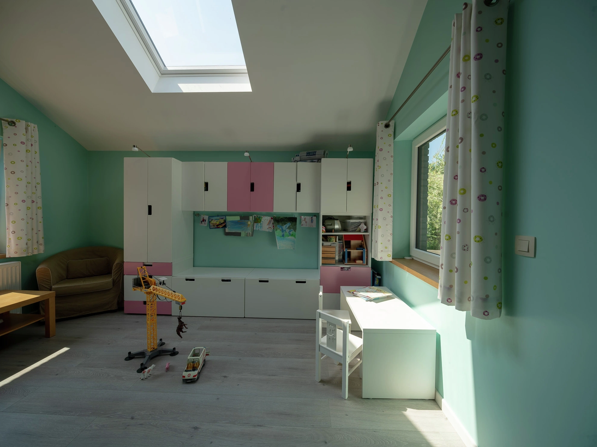 Speelkamer tijdens en na de plaatsing van het VELUX dakvenster