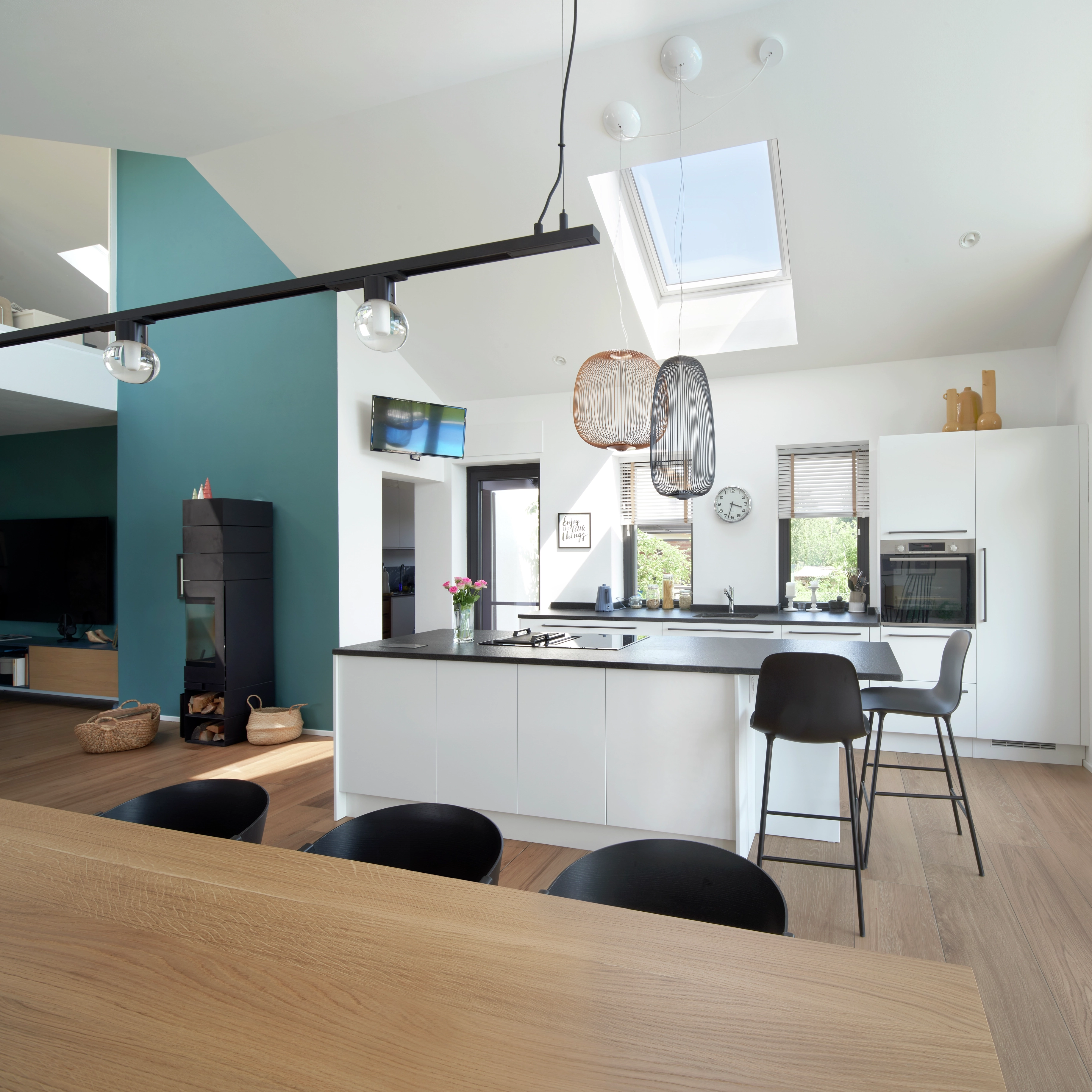 Una cucina a doppia altezza che fa entrare il giardino in casa 