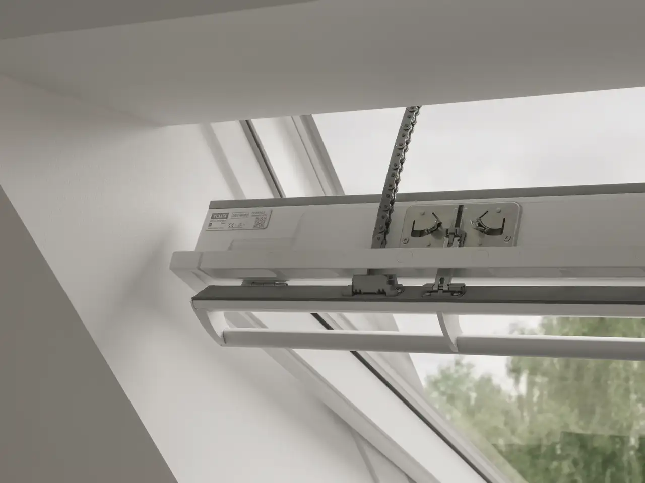 Detailabbildung des Schließmechanismus eines elektrischen Dachfensters | VELUX Magazin