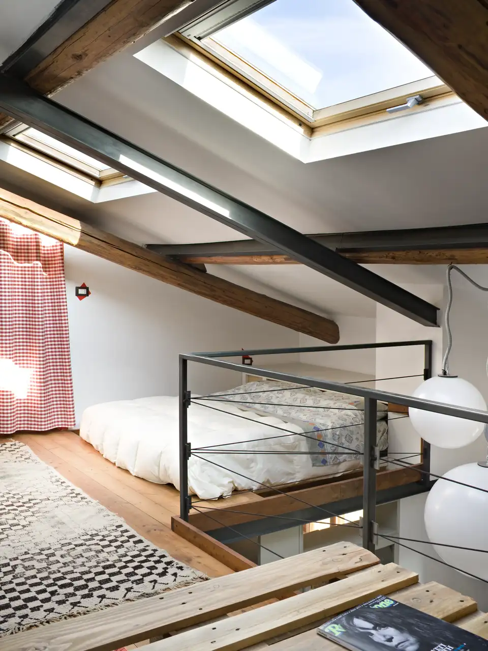 Chambre en mezzanine avec lit double sous la pente basse, situé sous deux fenêtres de toit. 