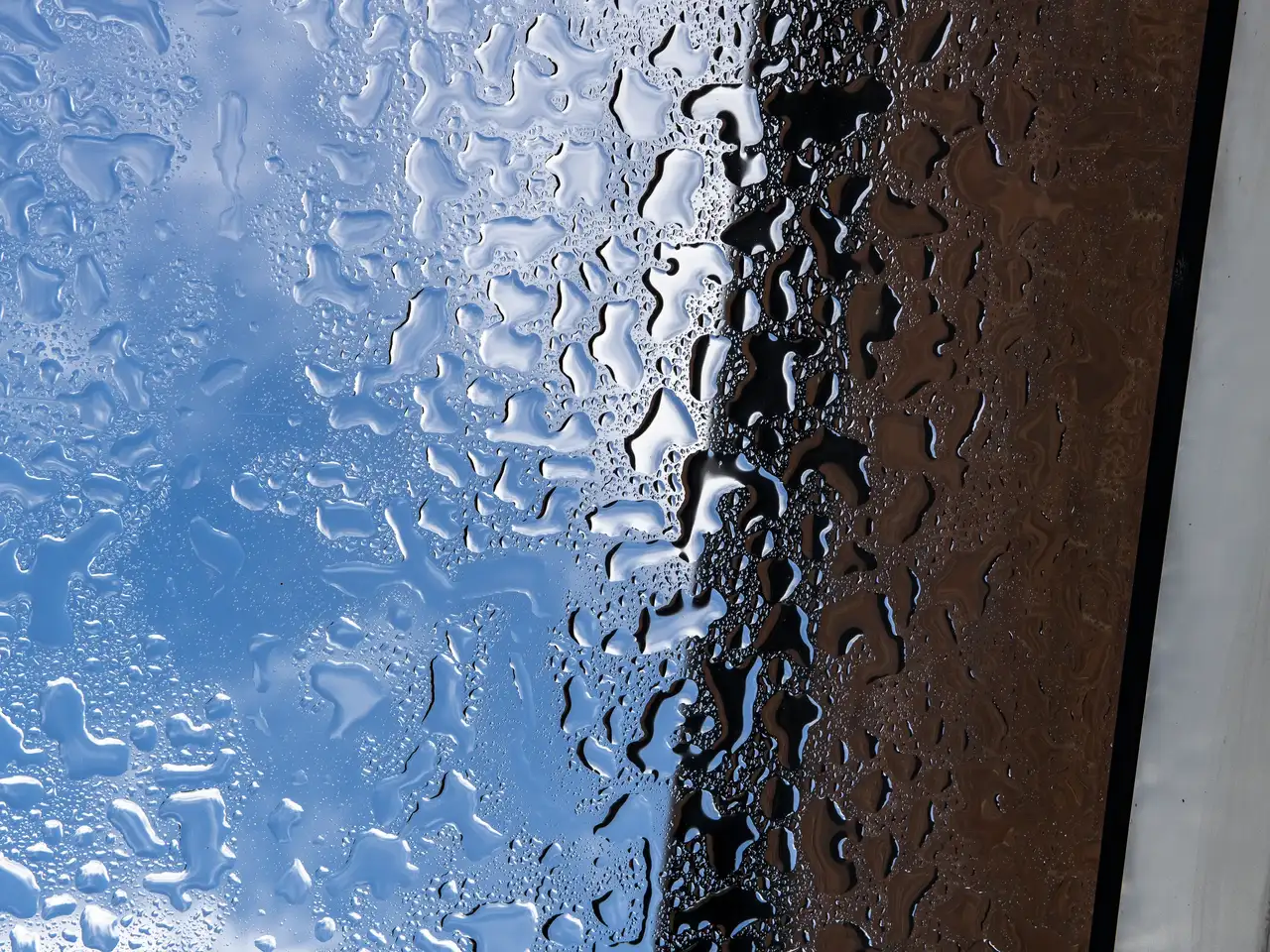 gouttes de condensation sur une fenêtre de toit VELUX