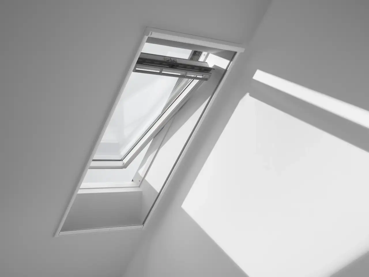 Open VELUX dakvenster voor ventilatie met gesloten muggengaas