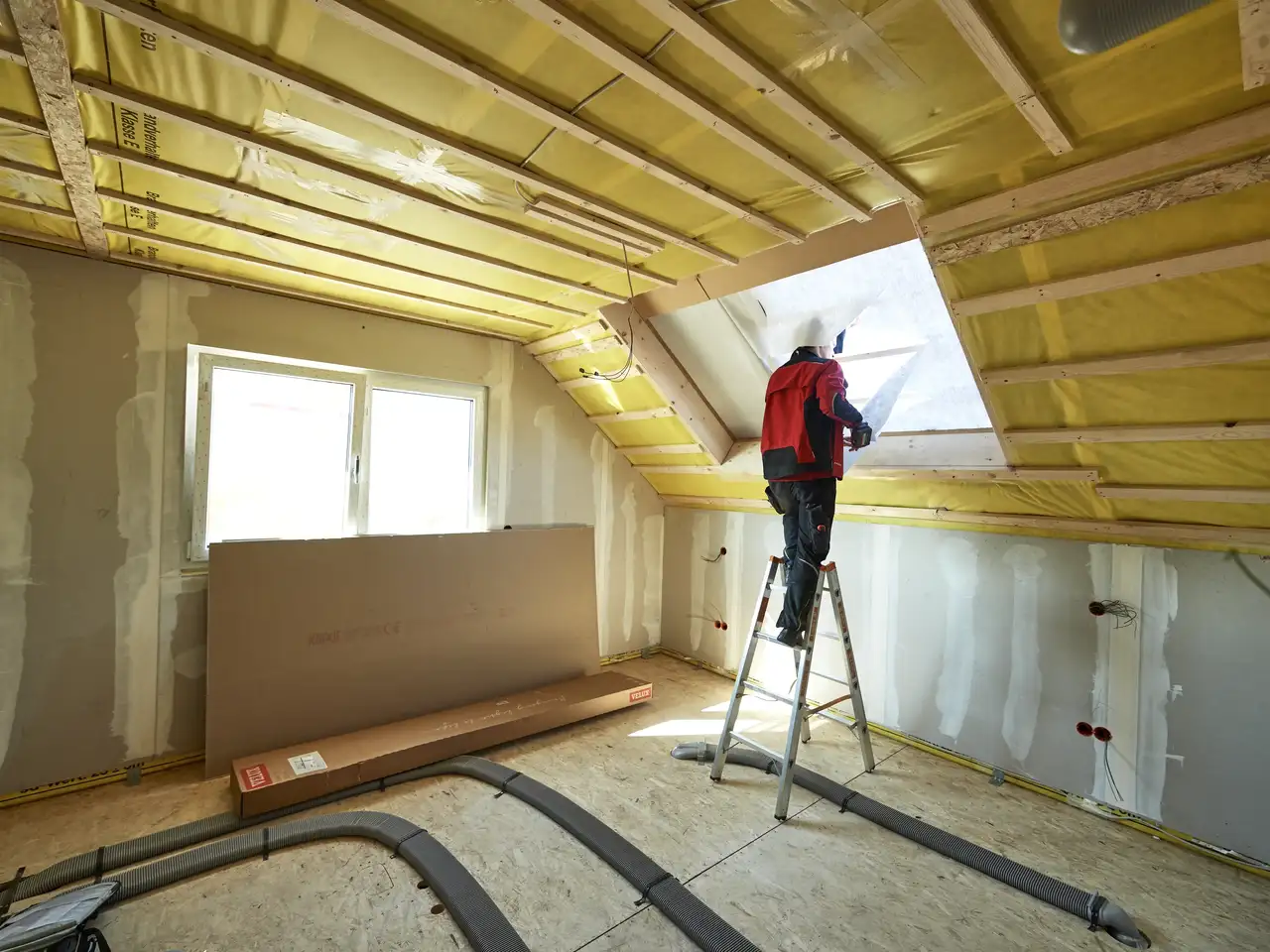 Un installateur habille des rampants avec des plaques de parement en plâtre | Magazine VELUX
