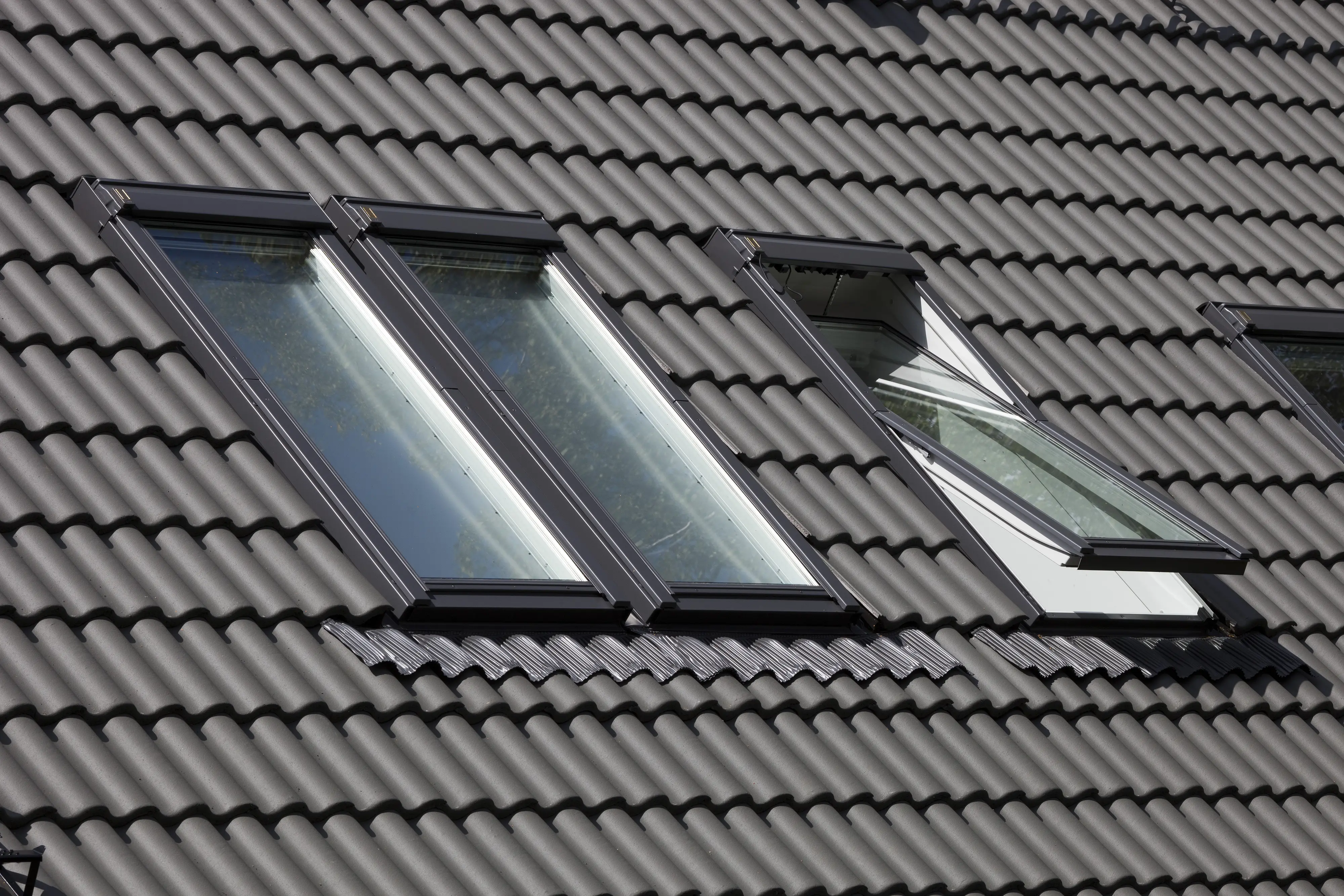 Dostatok strešných okien Velux dodá svetlo izbám i galérii.