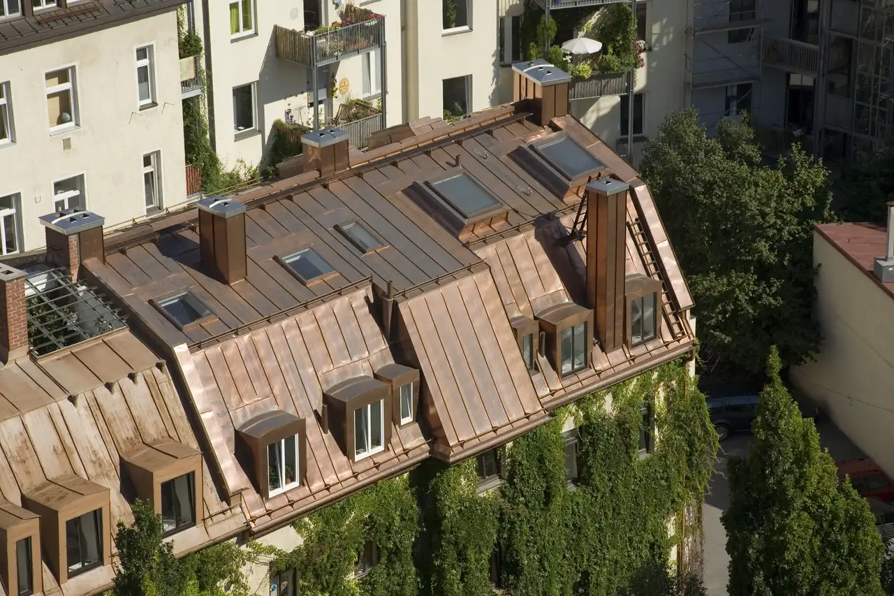 Mehrfamilienhaus mit Fassadenbegrünung und Kupferdach | VELUX Magazin