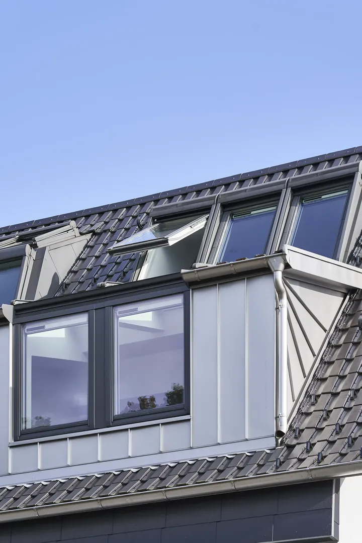 Moderni badže s otvorenim VELUX krovnim prozorima ugrađenim u kosi krov, poboljšavaju osvjetljenje i ventilaciju potkrovlja | VELUX.