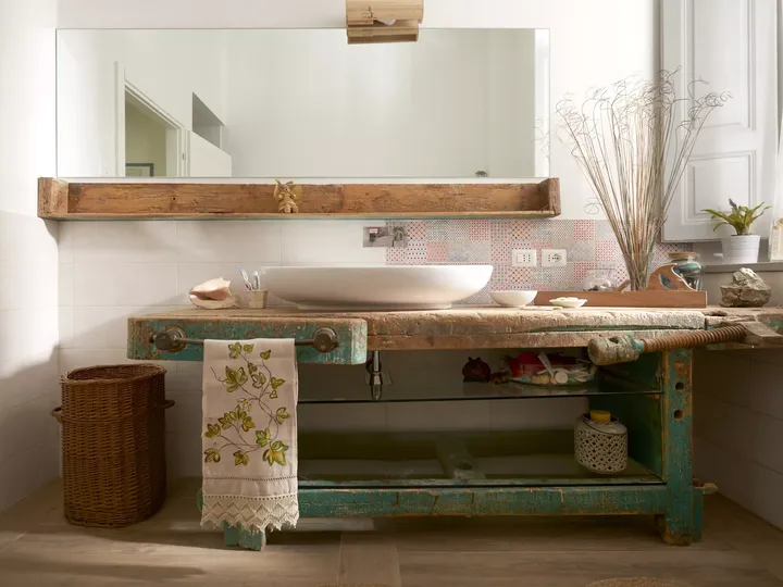 Aufgearbeitete Holz-Badezimmer-Eitelkeit mit weißem Aufsatzwaschbecken und dekorativen Elementen.
